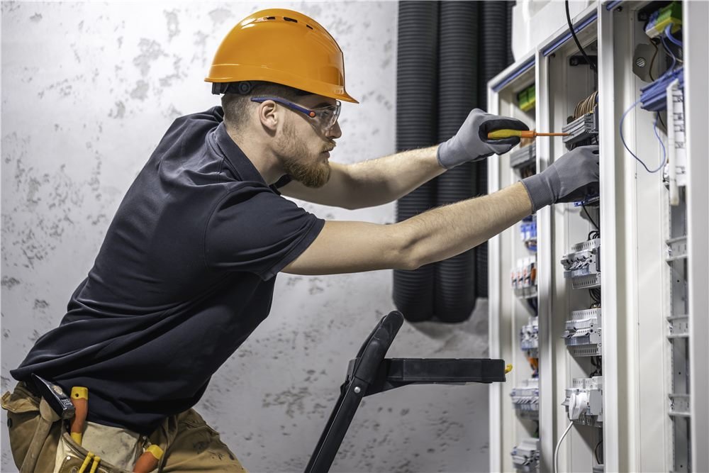Técnico realizando manutenção nas instalações do prédio